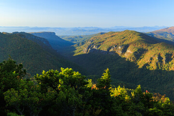 Fototapeta na wymiar Sunrise at the top of Hawksbill Mountain overlooking Linville Gorge Wilderness