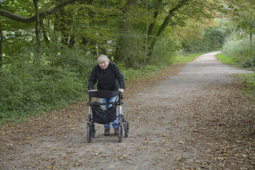 frau mit rollator unterwegs