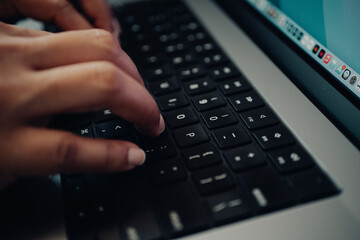 Manos escribiendo en un teclado.