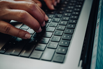 Manos escribiendo en un teclado.