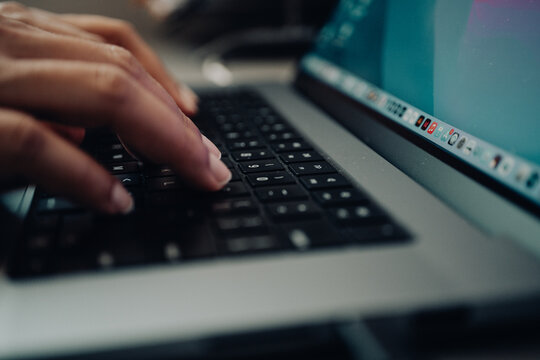 Manos escribiendo en un teclado.