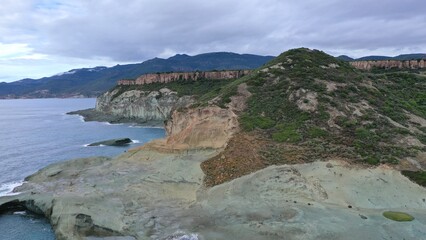 Obraz premium survol de la côte ouest de la Sardaigne à Bosa