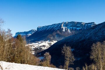 Falaises de l’Aulp du Seuil en hiver depuis la hameau du Villard, à Saint-Pierre-d’Entremont, au cœur du parc naturel régional de Chartreuse