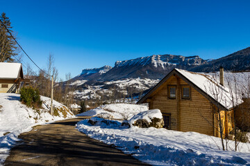 Falaises de l&rsquo;Aulp du Seuil en hiver depuis la hameau du Villard, &agrave; Saint-Pierre-d&rsquo;Entremont, au c&oelig;ur du parc naturel r&eacute;gional de Chartreuse