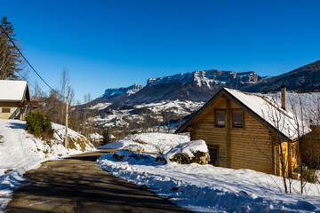 Falaises de l’Aulp du Seuil en hiver depuis la hameau du Villard, à Saint-Pierre-d’Entremont,...