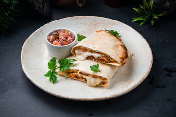 Flatbread with stuffing, sauce, tomatoes, onions, parsley and ham with fresh vegetable salad.