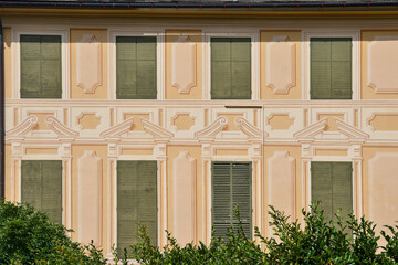 Facade with a double row of fake windows, painted with the trompe l'oeil technique, that faithfully reproduces false architecture: only one window is real