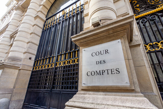 Paris, France - 27 janvier 2024: Entr&eacute;e du b&acirc;timent de la Cour des Comptes, juridiction fran&ccedil;aise charg&eacute;e notamment de contr&ocirc;ler la r&eacute;gularit&eacute; des comptes de l'&eacute;tat et des organismes publics