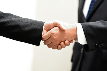 握手をするビジネスマンのイメージ