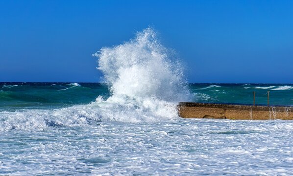 Starker Wellengang am Strand