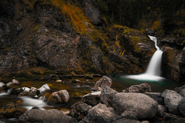 Kuhfluchtwasserfall in herbstlicher Umgebung
