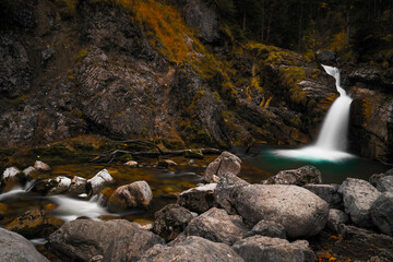 Kuhfluchtwasserfall in herbstlicher Umgebung