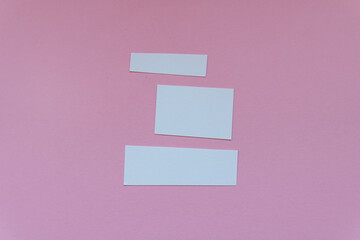 3 leere Zettel mit Platz für Textbotschaften auf rosa farbenem Untergrund
