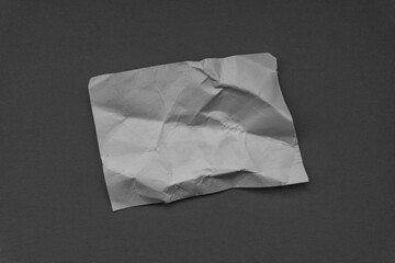 zerknitterter, leerer papierstreifen, textfrei - für Notizen auf weißem papierstreifen auf...
