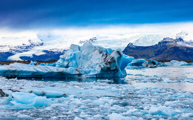 Wunderschöner Blau Eisberg  , Naturlandschaft  in Island
