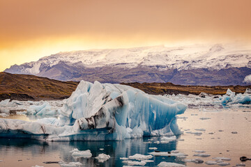 Wunderschöner Eisberg  , Gletscherlagune , Naturlandschaft  in Island