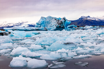 Fototapeta na wymiar Wunderschöner blauer Eisberg in Island
