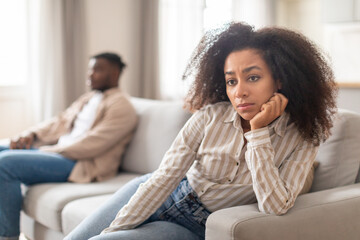 Unhappy young black couple experiencing marriage crisis at home - obrazy, fototapety, plakaty