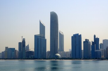 Fototapeta na wymiar Skyline de Abu Dhabi, Emiratos Árabes Unidos