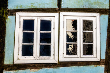 Fenster in schiefem blauen Haus