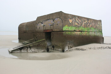 Vestige du Mur de l'Atlantique sur la plage de Tronoën, commune de Saint-Jean-Trolimon, Pays Bigouden (Bretagne, Finistère, France)