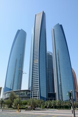 Fototapeta na wymiar Trío de rascacielos en Abu Dhabi, Emiratos Árabes Unidos