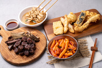 flour based food, Tteokbokki, fried food, deep-fried laver roll, deep-fried squid, sundae, fish cake, fish cake, snack