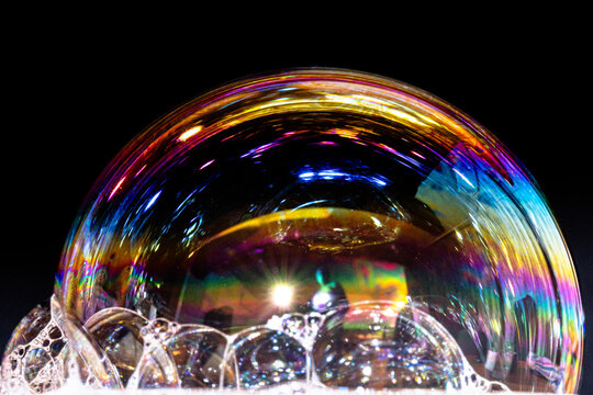 Eine Seifenblase mit Regenbogenfarben