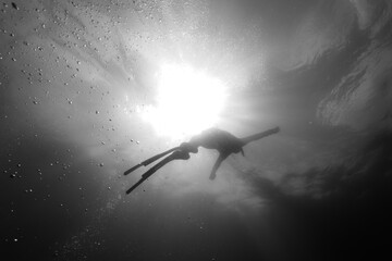 Freediver / Apnoetaucher entspannt auf dem Weg zur Oberfläche, die Sonne genießen