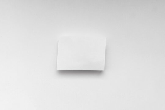leerer papierstreifen, textfrei - f&uuml;r Notizen auf wei&szlig;em papierstreifen auf farbigem Buntpapier