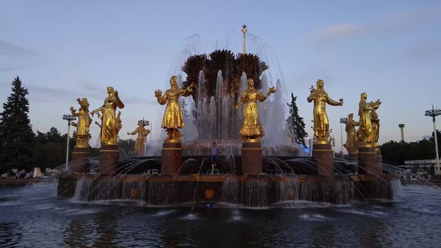 Paratrooper striped vest get out from Peoples Friendship fountain 