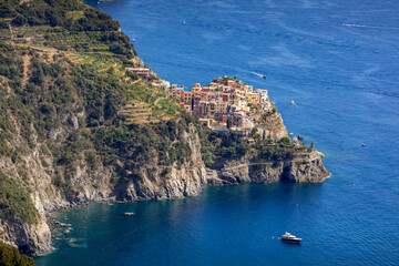 Naklejka premium Manarola, Italy - August 2, 2023: The picturesque coastal village of Manarola, Cinque Terre, Italy