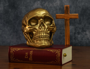 Bibel Totenkopf Holzkreuz