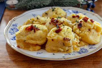 Mashed potatoes with bacon, chaddar, cheese, sour cream and chives