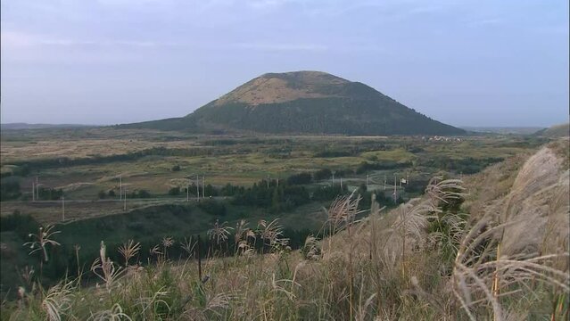 제주도의 높은 다랑쉬 오름 전경