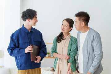 契約書を確認するシニア夫婦