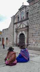 Fototapeta na wymiar Ayacucho church with Andean ladies