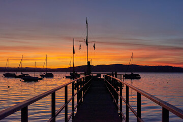 Obraz premium Bodensee Lake Sunset Panorama. Evening Sunlight Over Tranquil Waters. Sunset Vista at Lake Bodensee in Germany.
