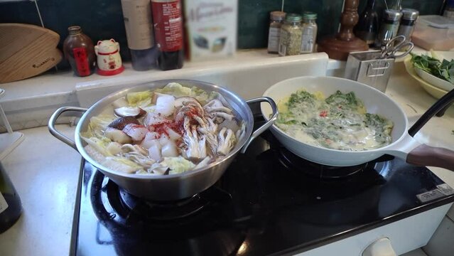 채소전을 부치고 채소 전골을 국그릇에 담는 