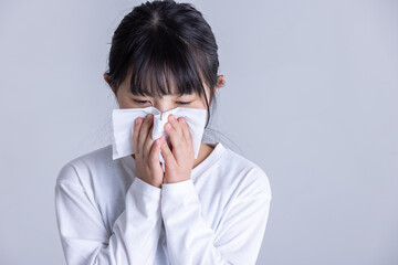 鼻水をかむ女の子　girl with runny nose