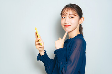 スマホを使う女性