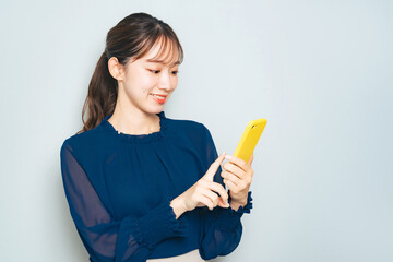 スマホを使う女性