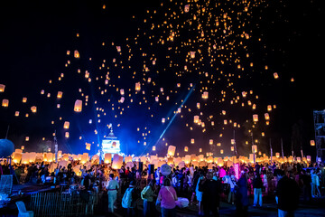 Sky lantern mass release event for Yee Peng and Loy Krathong traditional festival in Chiang Mai, Thailand - obrazy, fototapety, plakaty