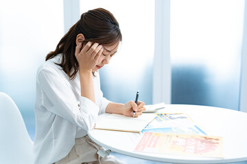 チラシを見て悩む女性