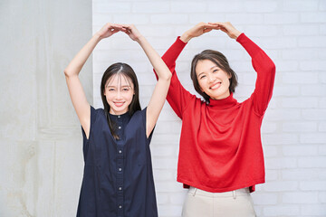 OKのハンドサインをする2人の女性
