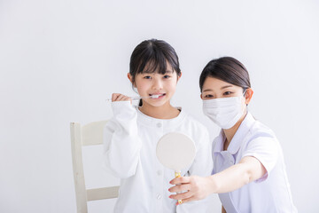 ブラッシング指導を受ける女の子　Brushing instruction