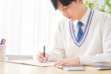 自宅で勉強する男子高校生