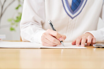 自宅で勉強する男子高校生　顔無し