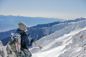 冬の木曽駒登山する女性