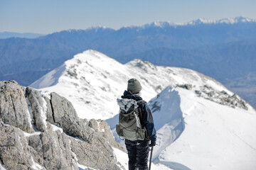 冬の木曽駒登山する女性